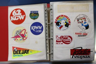02. Gran lote pegatinas emisoras de radio extranjeras.
