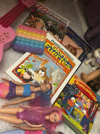 Lote Juguetes Varios: Muñecas, Libros, Guitarra
