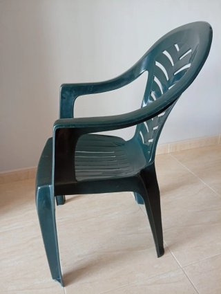 4 Sillas de terraza de plástico verde