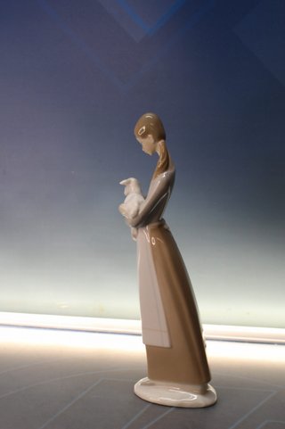 Niña con cordero porcelana Nao de Lladró.
