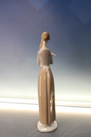 Niña con cordero porcelana Nao de Lladró.