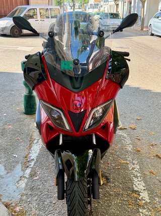 Moto Scooter Negra y Roja, poco uso