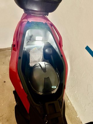 Moto Scooter Negra y Roja, poco uso