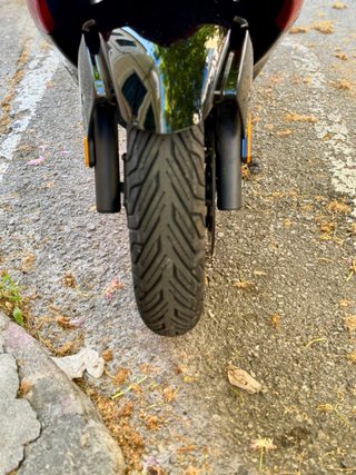 Moto Scooter Negra y Roja, poco uso