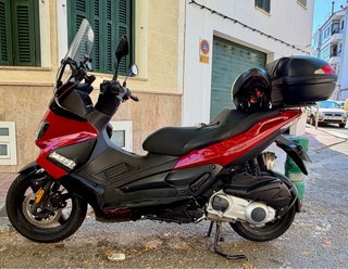 Moto Scooter Negra y Roja, poco uso