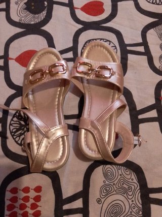 Sandalias doradas con hebillas