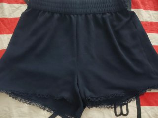 Pantalón corto azul con encaje