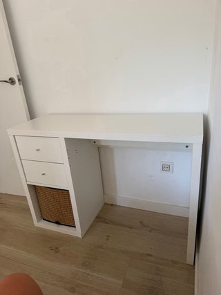Escritorio blanco con cajones y cesta
