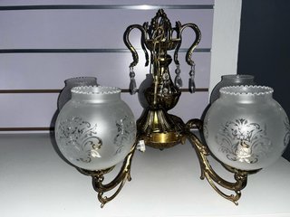 Lámpara de mesa dorada con tulipas