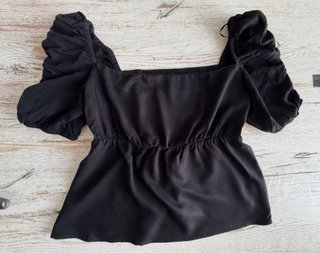 Blusa nera maniche corte a sbuffo scollo quadrato