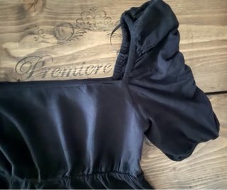 Blusa nera maniche corte a sbuffo scollo quadrato