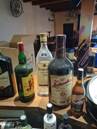 Botellas J&B y Seagram's Decoración