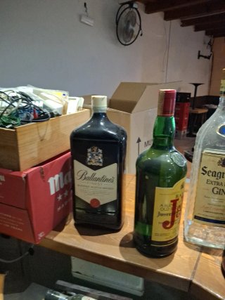 Botellas J&B y Seagram's Decoración