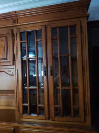 Mueble aparador de madera con vitrina