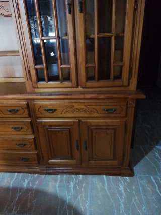 Mueble aparador de madera con vitrina