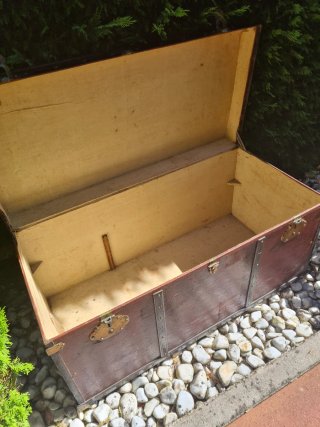 Baúl antiguo de madera y metal