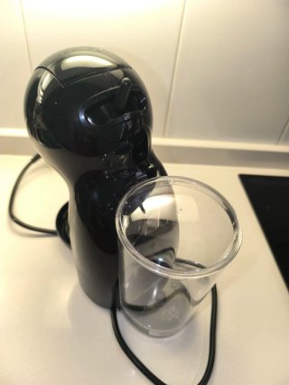 Cafetera Dolce Gusto más cápsulas.