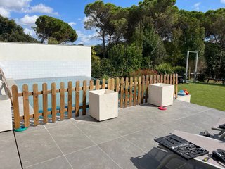 Valla madera piscina + 12 maceteros y vegetacion