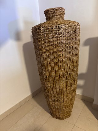Jarrón alto de mimbre decorativo