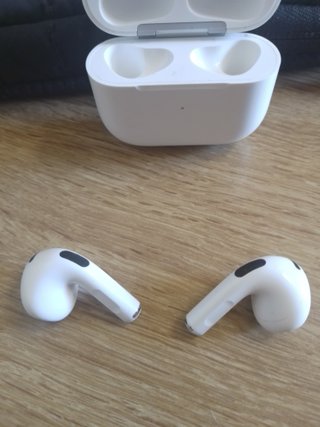 Apple AirPods 3a generazione bianchi