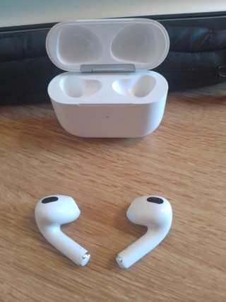 Apple AirPods 3a generazione bianchi