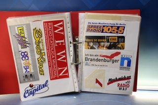 07. Gran lote pegatinas emisoras de radio extranjeras.