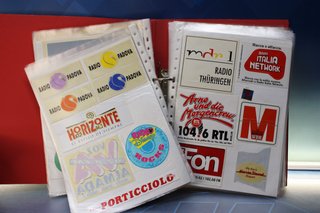 07. Gran lote pegatinas emisoras de radio extranjeras.