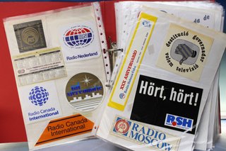 07. Gran lote pegatinas emisoras de radio extranjeras.