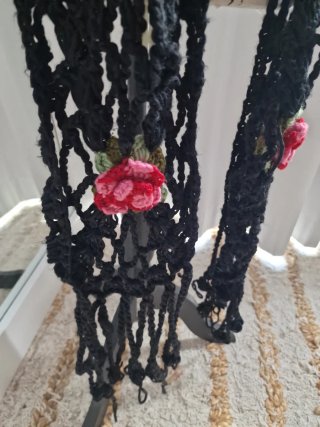 Bufanda larga negra croche con flor rosa