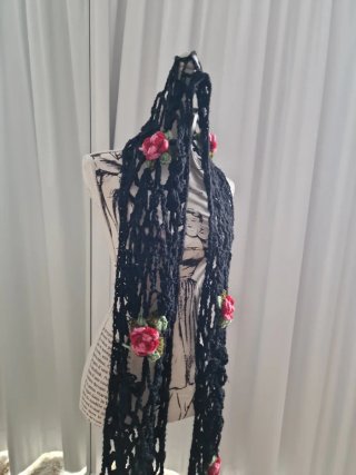 Bufanda larga negra croche con flor rosa