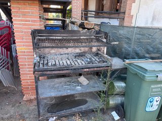 Barbacoa de metal negra y gris