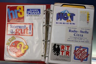 04. Gran lote pegatinas emisoras de radio extranjeras.