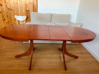 Mesa de comedor ovalada de madera