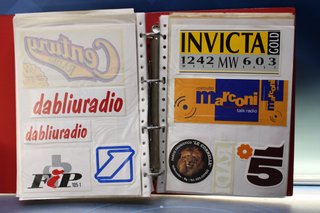 03. Gran lote pegatinas emisoras de radio extranjeras.