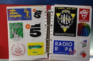 03. Gran lote pegatinas emisoras de radio extranjeras.