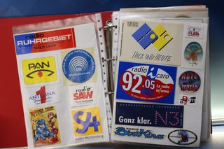 03. Gran lote pegatinas emisoras de radio extranjeras.
