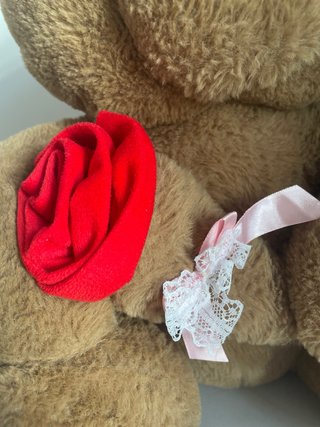 Osito de peluche romántico con rosa