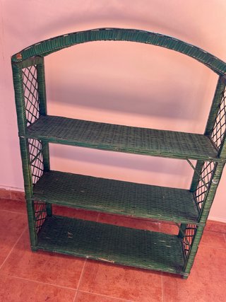 Armario mimbre y dos estanterías