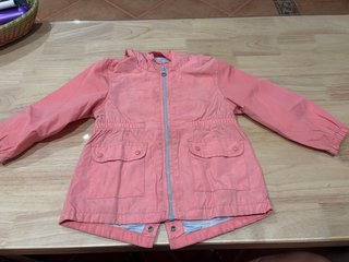 Chaqueta rosa con cremallera y bolsillos