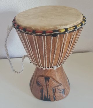 Djembé africano instrumento musical de percusión.