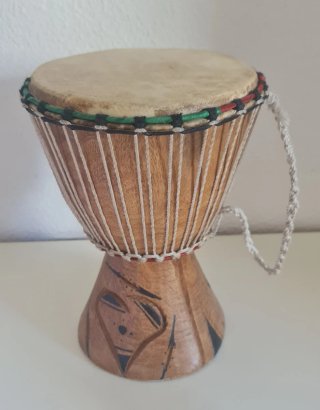 Djembé africano instrumento musical de percusión.