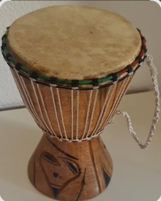 Djembé africano instrumento musical de percusión.