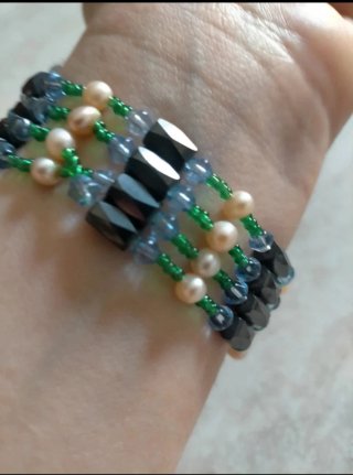 Bracciale magnetico con perle e cristalli