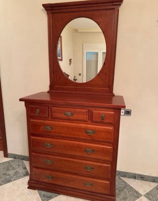 Cómoda de madera con espejo