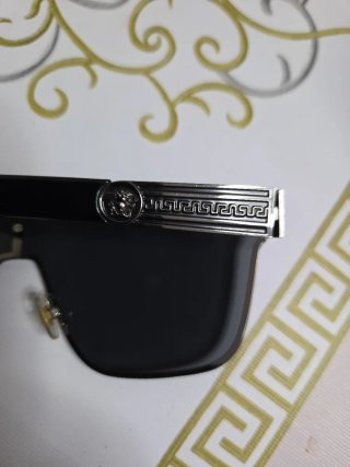 Gafas de sol Versace negras y doradas