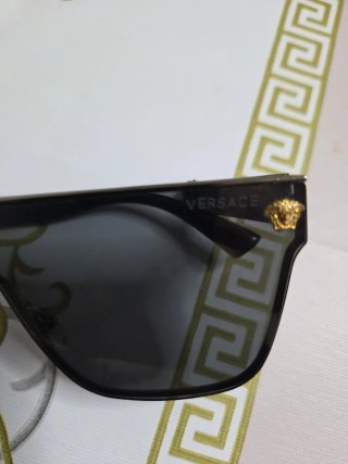 Gafas de sol Versace negras y doradas
