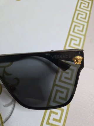 Gafas de sol Versace negras y doradas
