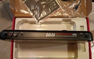 Akai Synthstation 25 con iPod Touch 4 8GB