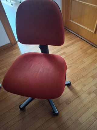Silla giratoria de tela roja
