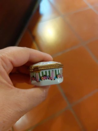 Piccolo portagioie in porcellana